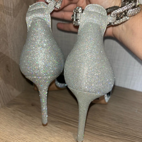 Gianni Bini the Vivvia Court Rhinestone Chain Detail Dress Grey Sandals Size 9.5 - Picture 7 of 15